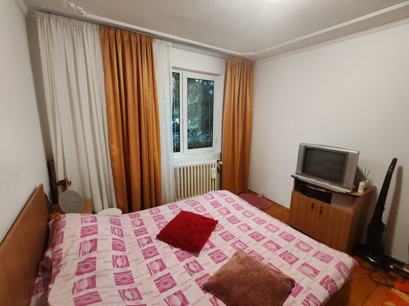 Rahova piata apartament 4 camere, parter, mobilat, bloc 1986